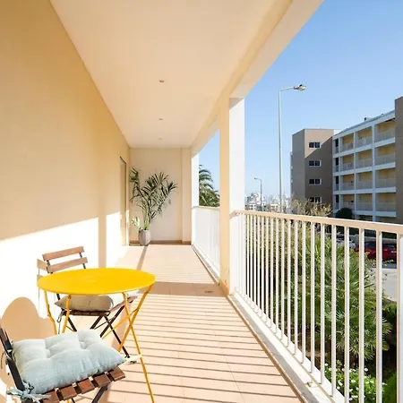 Spacious 2br - Large Pool & Balconies - Near Apartmán *