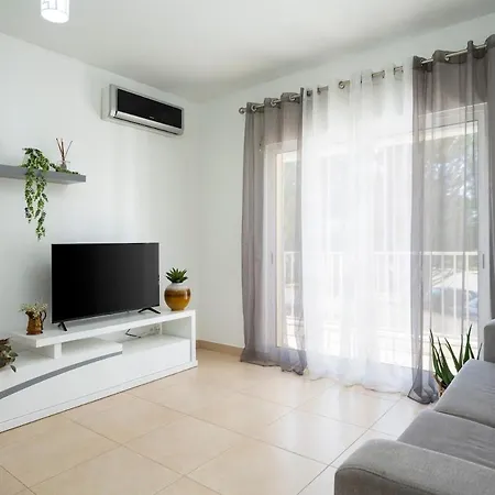 Spacious 2br - Large Pool&balconies - Near