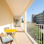 Spacious 2br - Large Pool & Balconies - Near Lägenhet *
