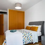 Spacious 2br - Large Pool & Balconies - Near Lägenhet
